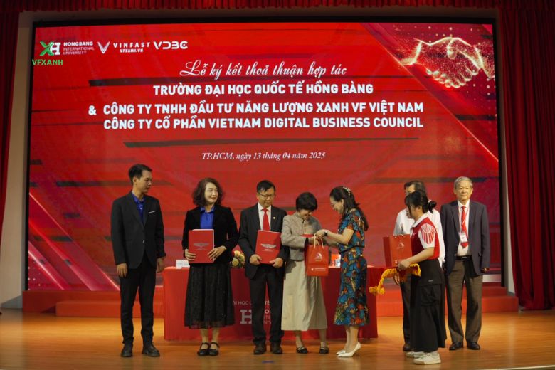 VFXanh và Đại học Hồng Bàng (HIU) hợp tác vì tương lai xanh 4 Loc Blog Xe 17
