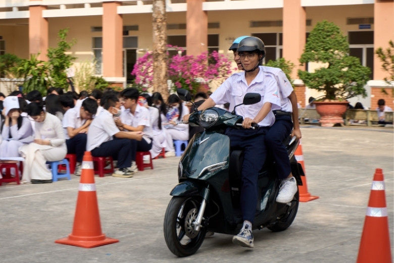 Cùng VFX phủ xanh trường học 2026 tại THPT Nguyễn Hữu Huân - Thủ Đức 9 phủ xanh trường học Nguyễn Hữu Huân