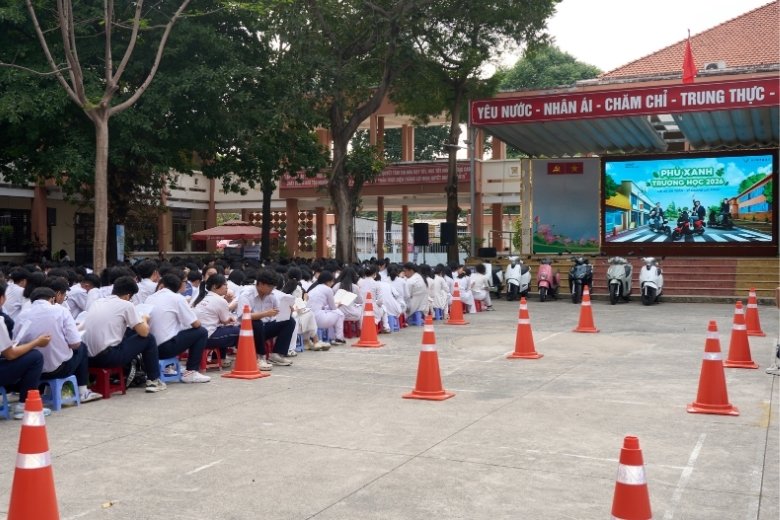 Cùng VFX phủ xanh trường học 2026 tại THPT Nguyễn Hữu Huân - Thủ Đức 7 phủ xanh trường học Nguyễn Hữu Huân
