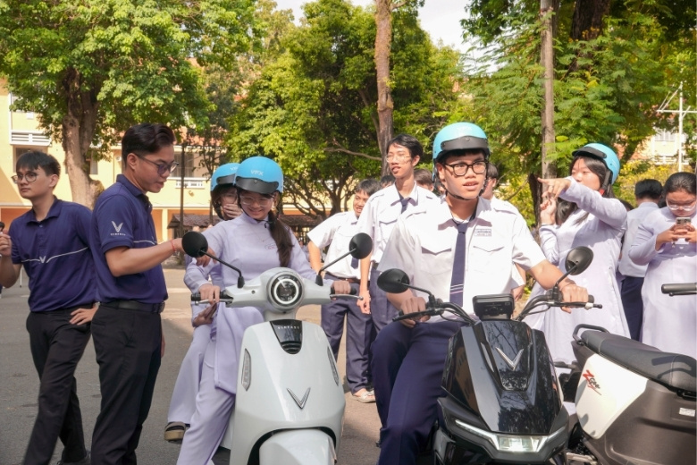 PHỦ XANH TRƯỜNG HỌC 2026 – HÀNH TRÌNH XANH TẠI THPT NGUYỄN THỊ MINH KHAI & THPT MARIE CURIE 1 vfx phu xanh truong hoc nguyen thi minh khai 3