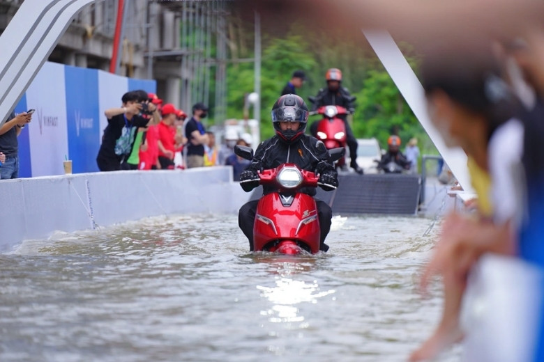 sử dụng xe máy điện mùa mưa