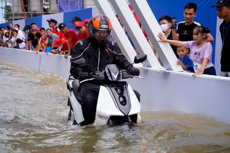 sử dụng xe máy điện mùa mưa